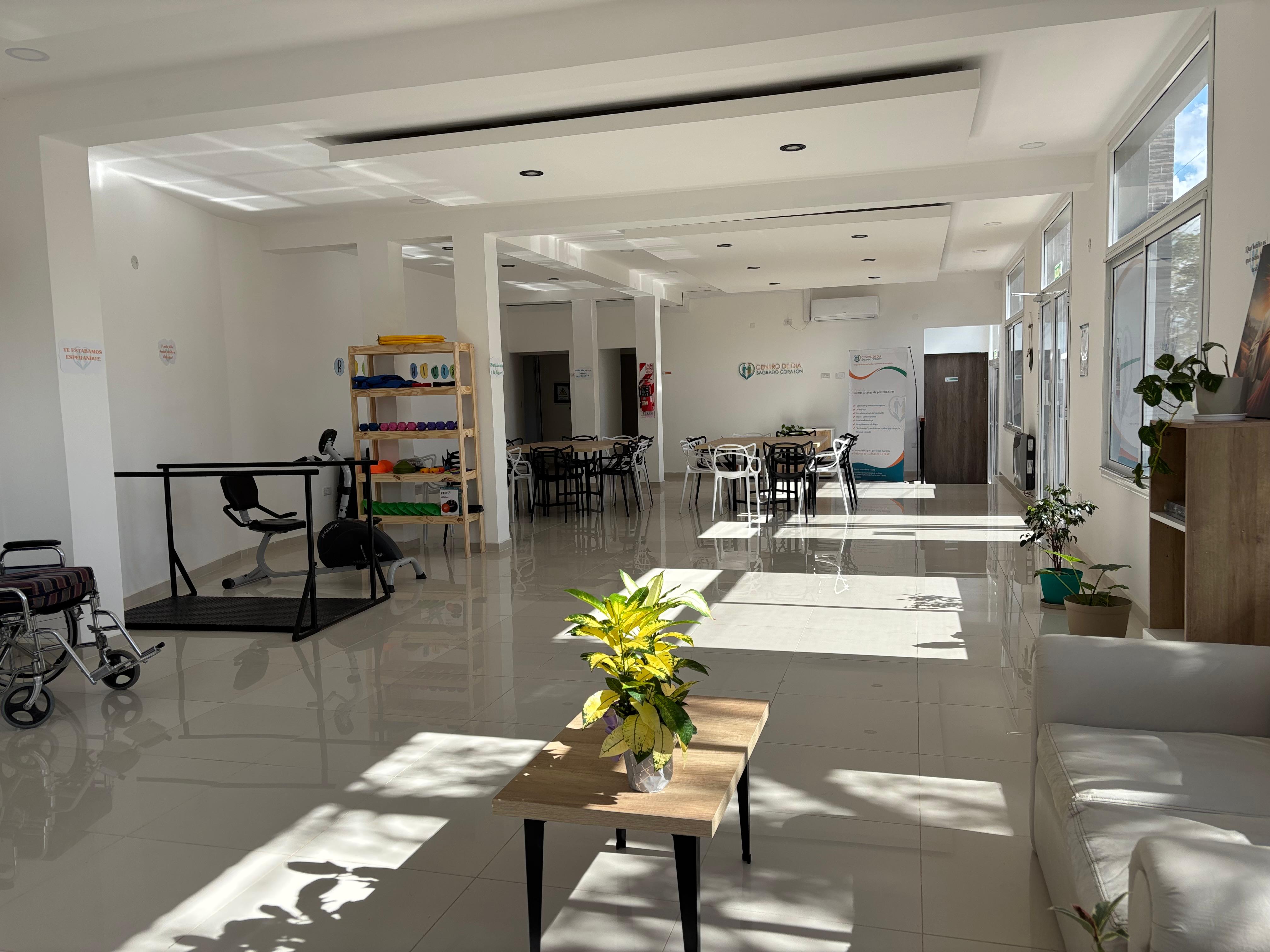 Salón principal con equipos de rehabilitación